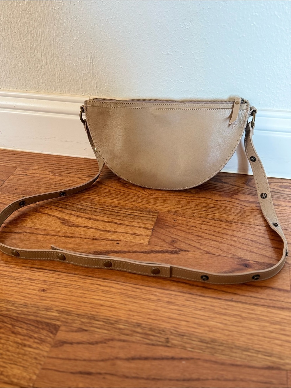 Lyons Leather Seashell Bee Bag with Extended Strap - Picture 2 of 13